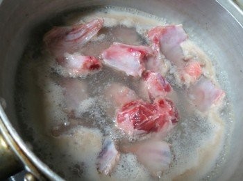 step2: 排骨燙過去血水