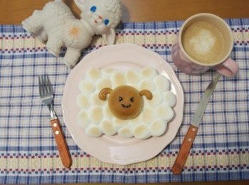 step7: 小餐包放在棉花糖上擺上腰果就完成囉&gt;////