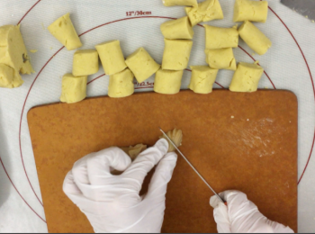 step6: 將年糕切成細粒狀。