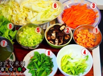 step1: 1.準備材料，將高麗菜切絲，紅蘿蔔切絲，蒜苗斜切分白色根綠色葉子部分，香菇泡水30分鐘，切絲，芹菜切珠，葉子保留最後加。蝦米洗乾淨，泡水備用。