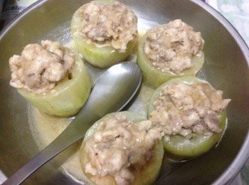 step1: 先將節瓜刮去皮切轆用匙羹挖一個小洞凖備釀入已醃好的肉碎釀成球狀札上少許生粉最面上面貼上櫻花蝦在肉球上