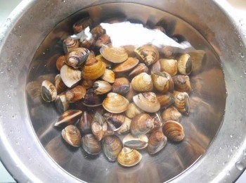 step1: *蛤蠣用2-3大匙鹽泡水吐沙1個小時。洗淨備用。