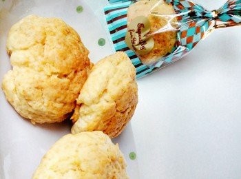 step5: 出爐後移到架上攤凍，趁熱掃上糖漿。