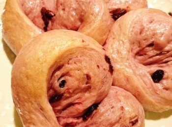 step3: 可掃上少許蜜糖水讓包面帶光澤。放入已預熱焗爐，用180度焗20分鐘即成。