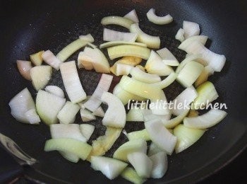 step1: 所有材料切件，牛肋條飛水，洗淨，切件，用油炒香洋蔥