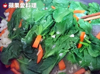 step5: 待鍋內佈滿水氣時（表示皇宮菜變軟了），打開鍋蓋，稍微拌炒一下即可。