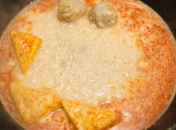 step4: 然後放入水、(B)叻沙調配粉、魚丸和油豆腐煮熟。