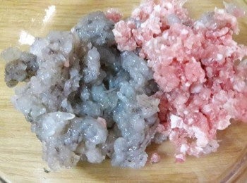 step2: 蝦子剝殼後挑去腸子再剁成蝦泥 ; 絞肉再剁細一點 , 放到大調理碗中