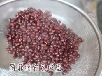 step2: 倒掉熱水，紅豆馬上放入冰箱冷凍室，冷凍約30分鐘。