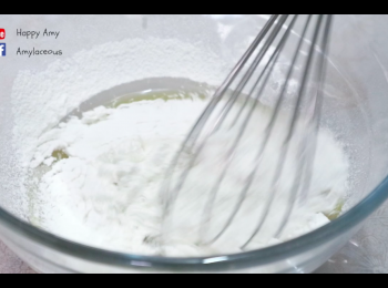 step2: 篩入低筋麵粉和泡打粉，拌勻。