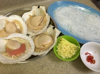 step1: 大扇貝由檔師傅協助洗淨去腸，買回來後也可以用牙刷刷扇貝底清洗乾淨瀝乾水份備用, 蒜頭切碎, 辣椒切開, 粉絲浸軟身汆水瀝乾 (也可以浸乾後瀝乾直接鋪在大扇貝上)