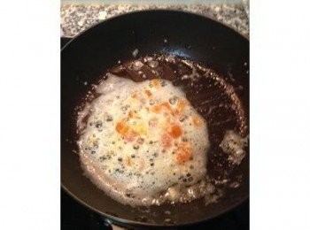 step2: 平底鍋放油(比平常炒菜的油多ㄧ點),中火下蛋黃，用鍋鏟將蛋黃切碎，蛋黃遇油開始起泡。