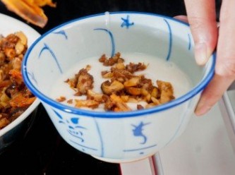 step5: 將攪起濃稠的米糊用湯匙勺入小碗中掃平表面放上肉燥饀料及咸蛋後再入鑊隔水蒸20-30分鐘(視乎碗大少決定)