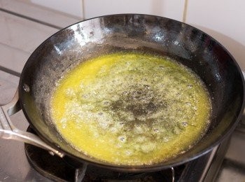 step2: 鍋中加入牛油，以小火煮溶。