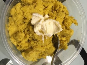 step3: 蕃薯蓉加入砂糖，然後再把vanilla 雪糕拌勻。