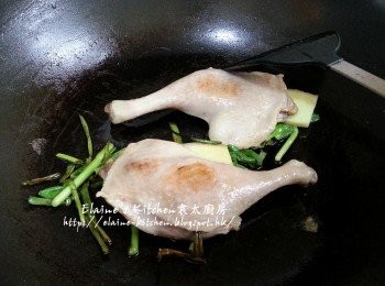 step4: 燒紅鑊 , 將薑片及蔥段爆香 , 放入鴨腿煎至兩面微黃色