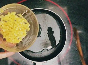 step7: 燒熱一小鍋﹐下油，小火下蒜蓉炒香，再加到<span class="group_2">醬汁</span>中拌勻