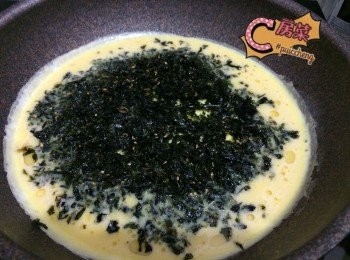 step2: 鑊加油, 燒熱, 加蛋漿, 蛋面灑上紫菜