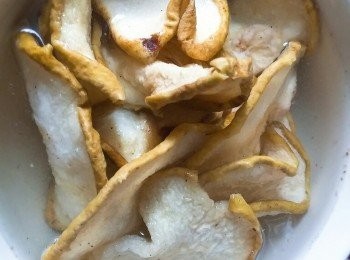 step4: 雪梨乾清洗乾淨，備用。