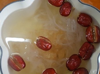 step5: 紅棗去核，洗淨。燕窩百合紅棗和冰糖放入燉盅內 。