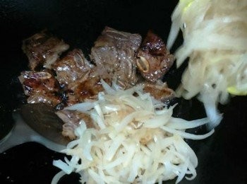 step8: 倒入洋蔥條炒勻