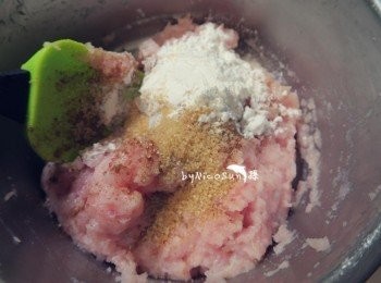 step3: 加入1半的冰水及太白粉.糖.胡椒粉拌勻.再用攪拌機5分鐘