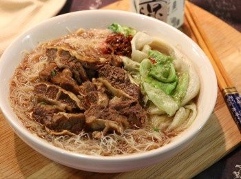 step9: 滷製的湯汁帶着很香濃的香料味道，拿些湯汁加點水或高湯，再放上麵條和滷製好的牛腩塊，很好吃的。