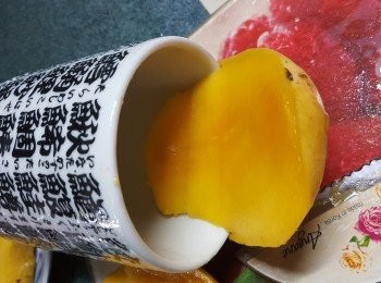 step12: 芒果切開後,可以用杯協助去皮,然後將芒果肉切粒待用