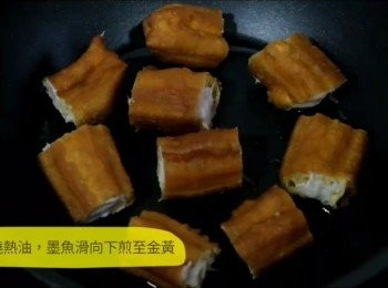 step3: 鍋中燒熱油，放入鍋中煎熟