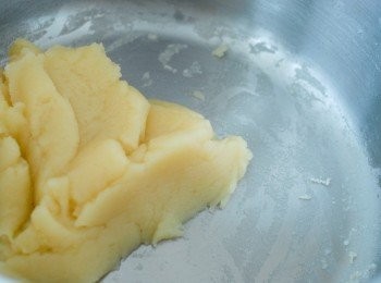 step3: 不停攪拌成麵糰，用中火繼續煮兩分鐘，看到煲底有一層薄膜。離火，然後靜置3分鐘