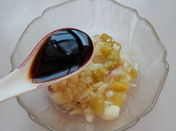 step6: 調料碗裡加入蒜泥，泡椒末，加入香醋，生抽拌勻。