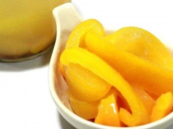 step4: 成功發酸後就可以放進冰箱, 也可以開始食用, 7天內吃完, 口感味道都會是最好的。
剛開始做的朋友, 如心裡仍有疙瘩, 不敢食用, 可以先把部份來燒金針菇和牛肉, 酸香開胃。
對我而言, 酸甜椒泡菜是我最喜愛的, 其次是大白菜和白蘿蔔泡菜。
開始製作下一項<span class="group_1">食材</span>前, 把所有材料倒出, 濾掉蔬菜及花椒粒。