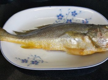 step1: 將黃花魚清洗後，隔乾水份備用