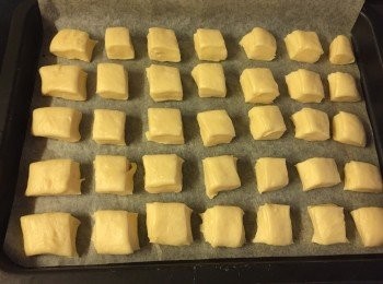 step4: 放到焗盤上, 放入密封地方進行第二次發酵, 大約45-60分鐘