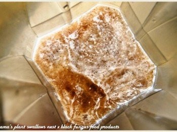 step4: 將黑木耳露倒入至果汁機中，愛吃甜的，可添加蜂蜜增味。