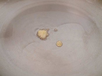 step2: *找一個約20公分的平底鍋，入油~ *油熱測試->將一滴蛋液滴入鍋內，馬上有油炸感，馬上變熟浮起即可~ (不銹鋼鍋油多一點好，媽咪用了3-4大匙，不沾鍋則量少)