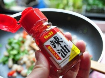 step6: 滴些辣油及灑些鹽巴調味