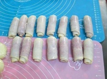 step6: 6二次間醒10分再下一次桿捲(都是由短端捲起.)4.再醒10分,(此為第一次桿捲圖) 
•