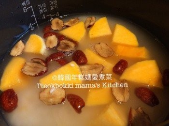 step6: 倒入適量的水然後按掣煲飯即可。(水的份量請随個人用的米或電飯煲來衡量，因為煲出來會有些差異)