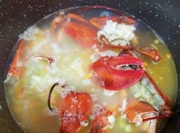 step6: 而家可以加剛剛烚蝦的龍蝦水，再放<span class="group_2">香料</span>包，中火滾 50分鐘。

當滾好後，撈起蝦殼及<span class="group_2">香料</span>包。將番茄醬及忌廉先在碗中撈勻，加入湯水，放入酒。再煲多15分鐘。