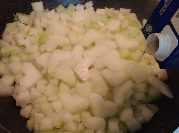 step8: 沖一沖個鑊。 加入 2茶匙生油。
倒入冬瓜，輕輕炒一炒。 再加入1/3
罐清雞湯。 蓋住個蓋，焗一焗。 
 之後熄火。