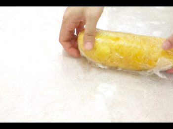 step5: 將咸蛋黃碎拌入<span class="group_1">奶黃餡</span>，以保鮮紙保好，冷藏備用。