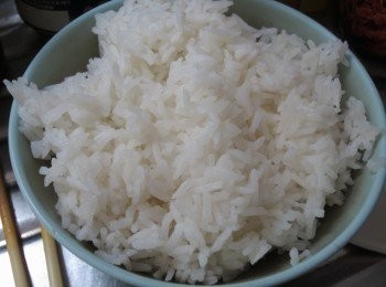 step1: 豬肉切片，把所有<span class="group_2">醃料</span>加入醃1小時 / 過夜
米洗淨後加水煮熟後放至微暖