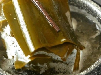 step3: 以中小火加熱，在水開始滾起時取出昆布。