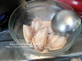 step2: 蓋上蓋先將<a href="https://bit.ly/3zHU5V3" target="_blank" data-keyword="雞翼" class="guide-link"><strong>雞翼</strong></a> <span style="display:inline-block;vertical-align:middle;margin-top:-3px;color:initial;border-radius:3px;padding:2px 3px;font-size:12px;line-height:14px;background:#87d300;color:#fff;">即買</span> 煮5分鐘後盛起 , 雞蛋繼續煮10分鐘