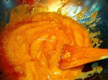 step4: 4.鍋中加入砂糖，跟一點點的水，煮焦糖，接著加入適量的麥芽糖一起拌煮。中小火，