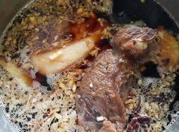 step7: 將蒜頭，乾蔥，薑片爆香放入腩肉，牛展，加入老抽，糖，黃酒，瑞士雞汁，雞粉，麻油加入清水差不多蓋過面