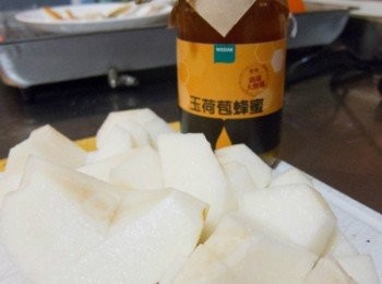 step2: 把李子削去皮，皮不要丟喔，皮才是最重要的功臣哪！