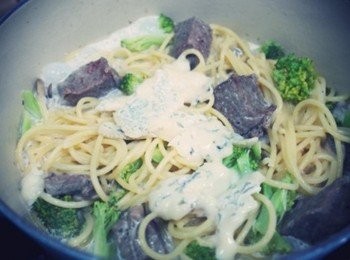 step8: 湯汁快收乾時把藍紋起士和起士粉加進去~~ 藍紋起士融化~攪拌均勻即可!!