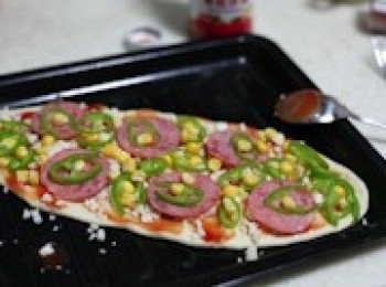 step8: 底層放肉，之後鋪上青椒和玉米粒，再撒少許芝士碎，抹少許番茄醬。